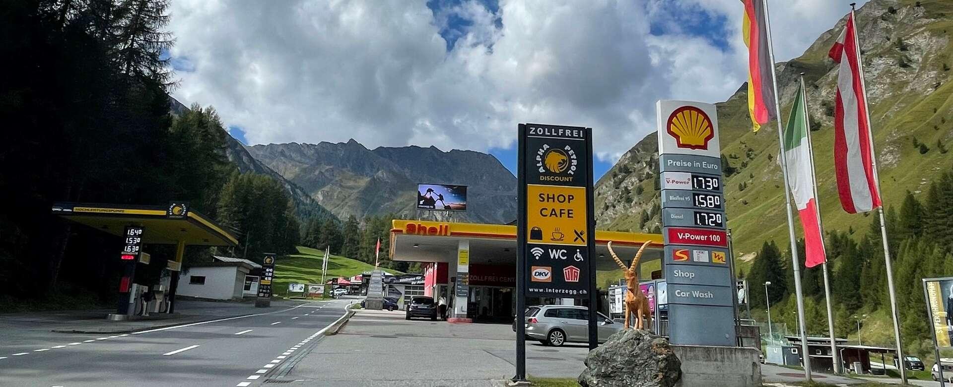 Beide Tankstellen bei Tag